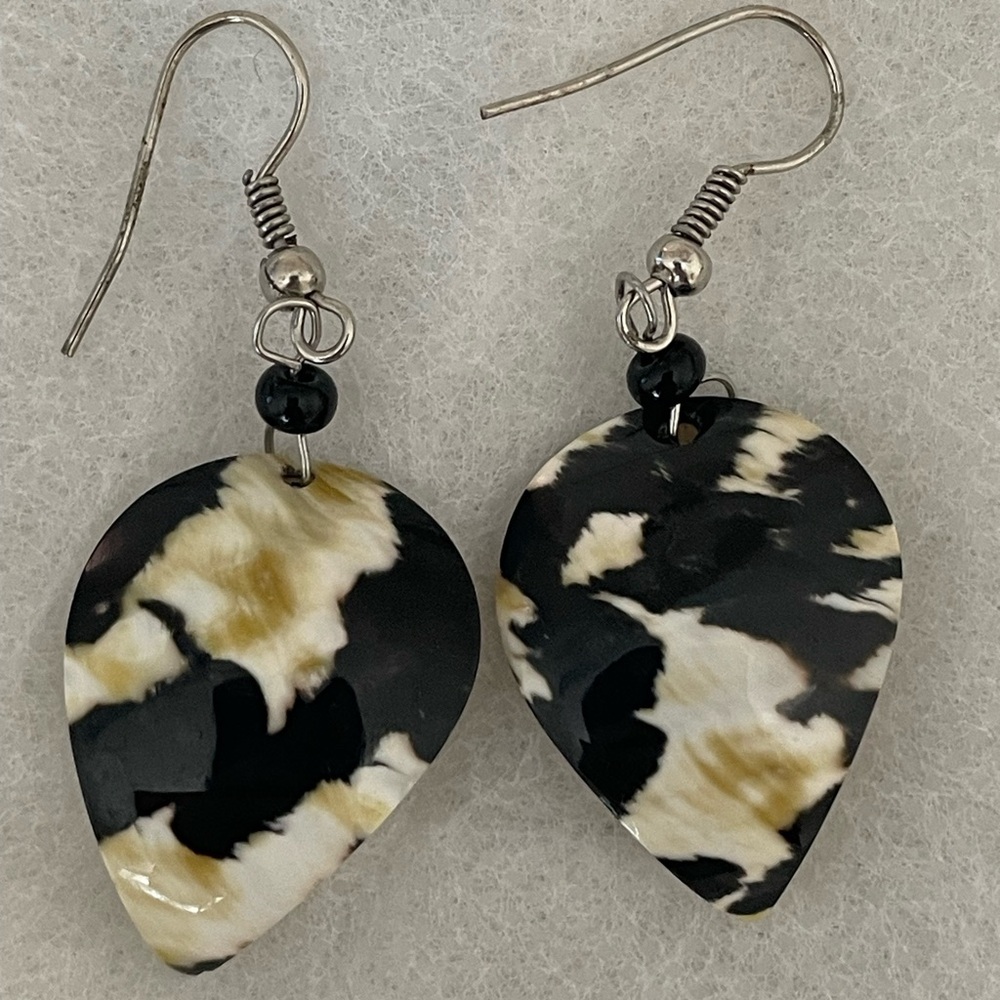 Very pretty shell earrings. Black, tan & gold.
